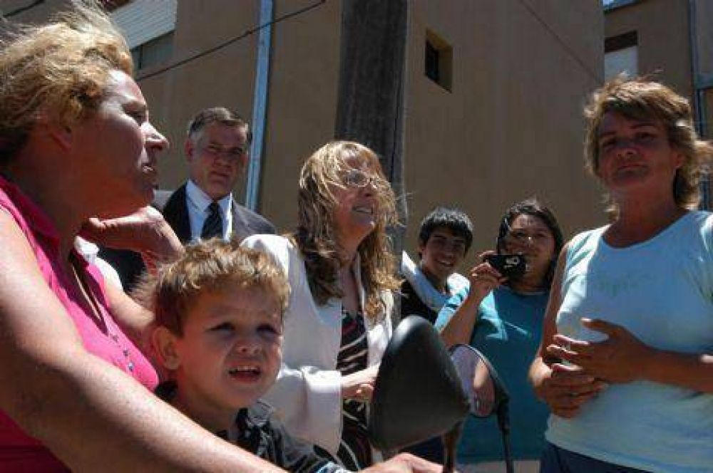 Castagneto: "Vamos a trabajar con el intendente para reconstruir todo lo que se llev� el viento"