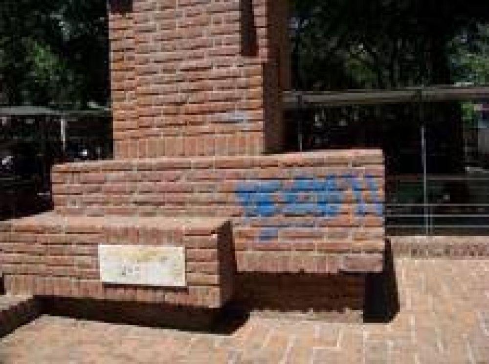 Piden restaurar el monumento al pionero marplatense