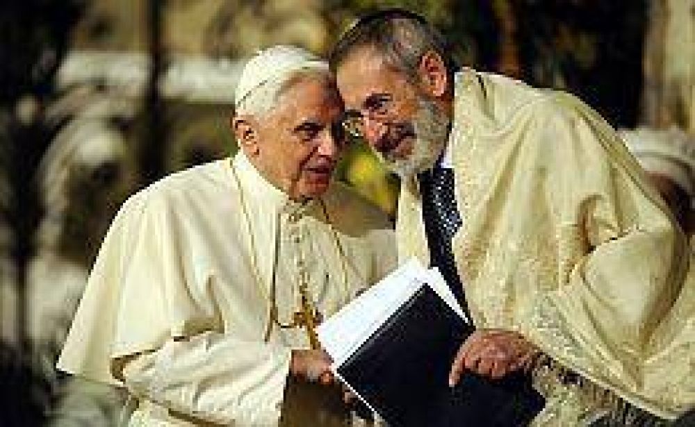 En medio de la pol�mica por la beatificaci�n de P�o XII, el Papa visit� la sinagoga de Roma