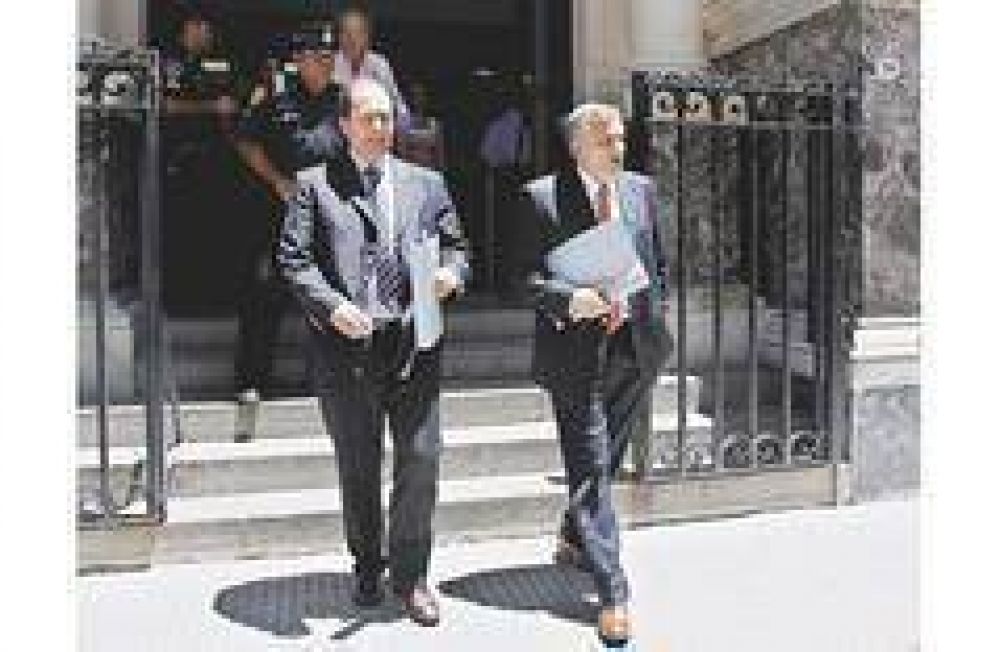 La oposici�n le quit� su respaldo a Redrado aunque piden salida "digna"