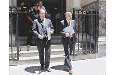 La oposici�n le quit� su respaldo a Redrado aunque piden salida "digna"
