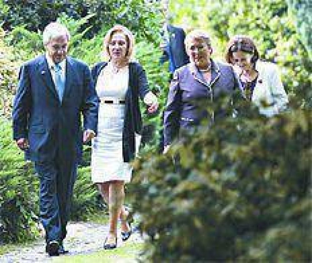 El gesto de Bachelet y las promesas de Pi�era