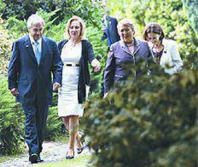El gesto de Bachelet y las promesas de Pi�era