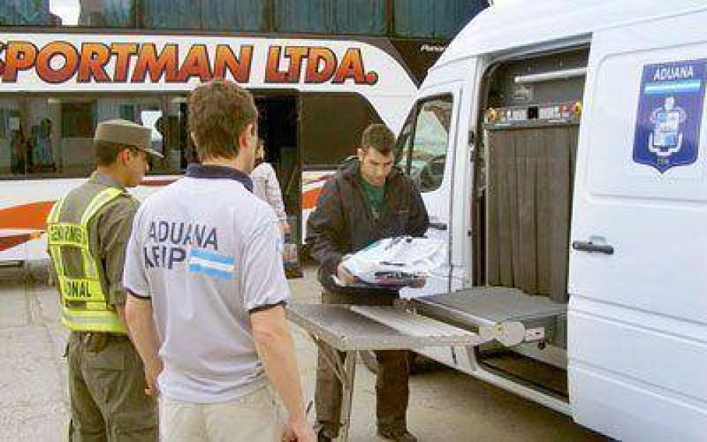 La Aduana se sum� a operativos de control en el acceso a Caleta