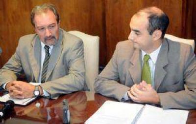 Pagan sueldos estatales aunque no llega la plata del Banco Naci�n
