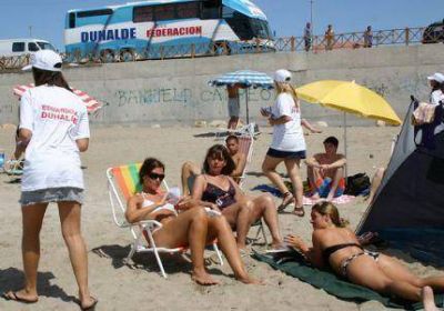 Duhaldistas caminaron las playas de Santa Clara del Mar explicando la propuesta de Duhalde Presidente 2011