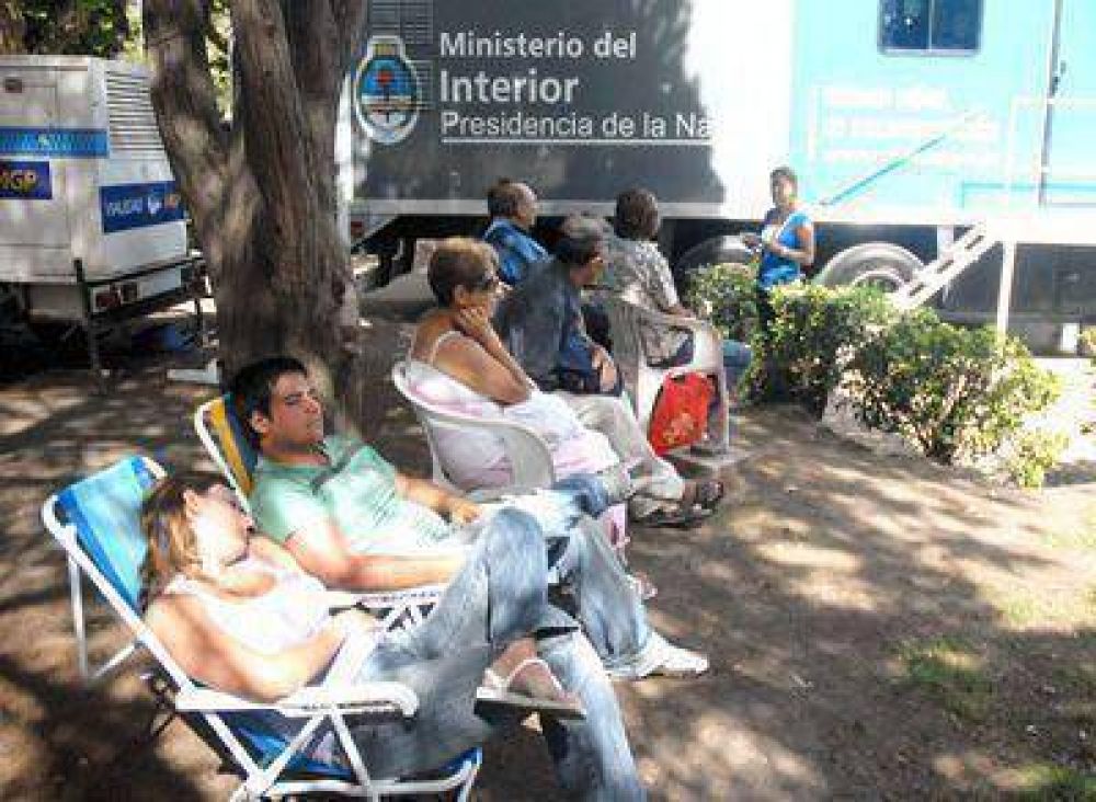 Pol�mica por el funcionamiento del centro m�vil de DNI