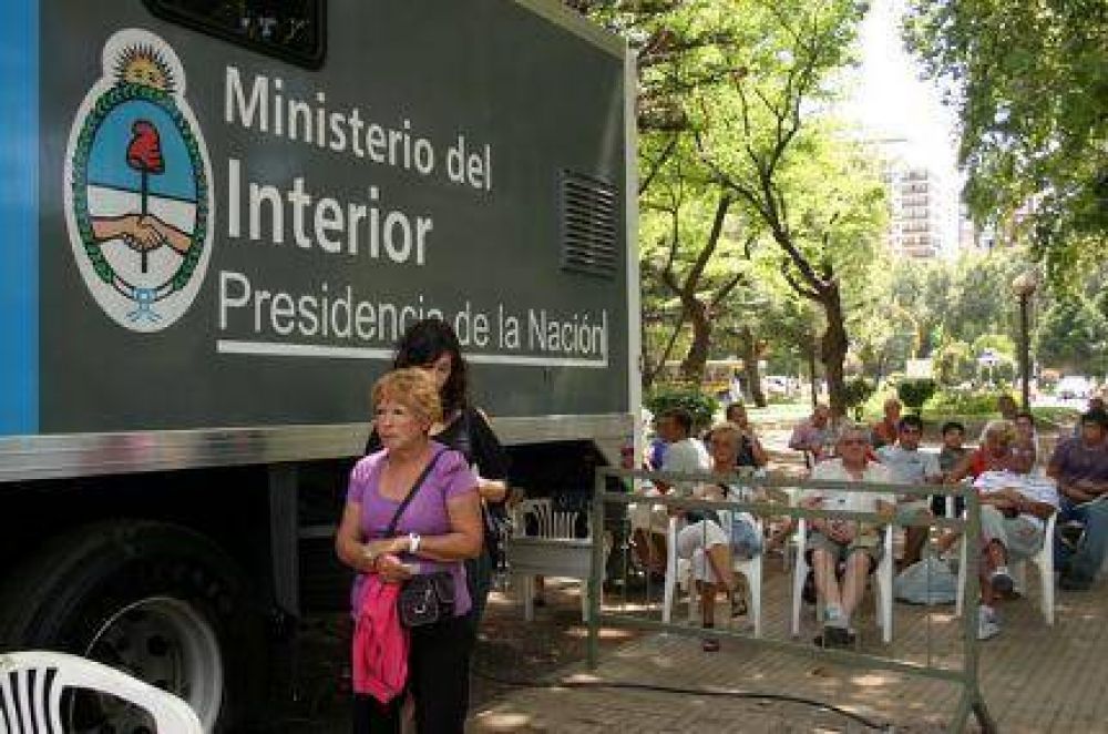 El drama de los DNI: hacen cola desde el d�a anterior para poder tener un turno de atenci�n
