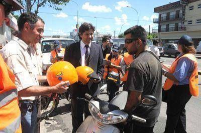Entregaron 50 cascos a motociclistas que transitaban sin esa protecci�n