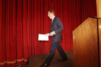 Se fue Redrado con duras cr�ticas al Gobierno, que rechaz� la renuncia