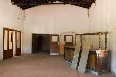 Intimaciones y reproches en torno a un contrato en jaque