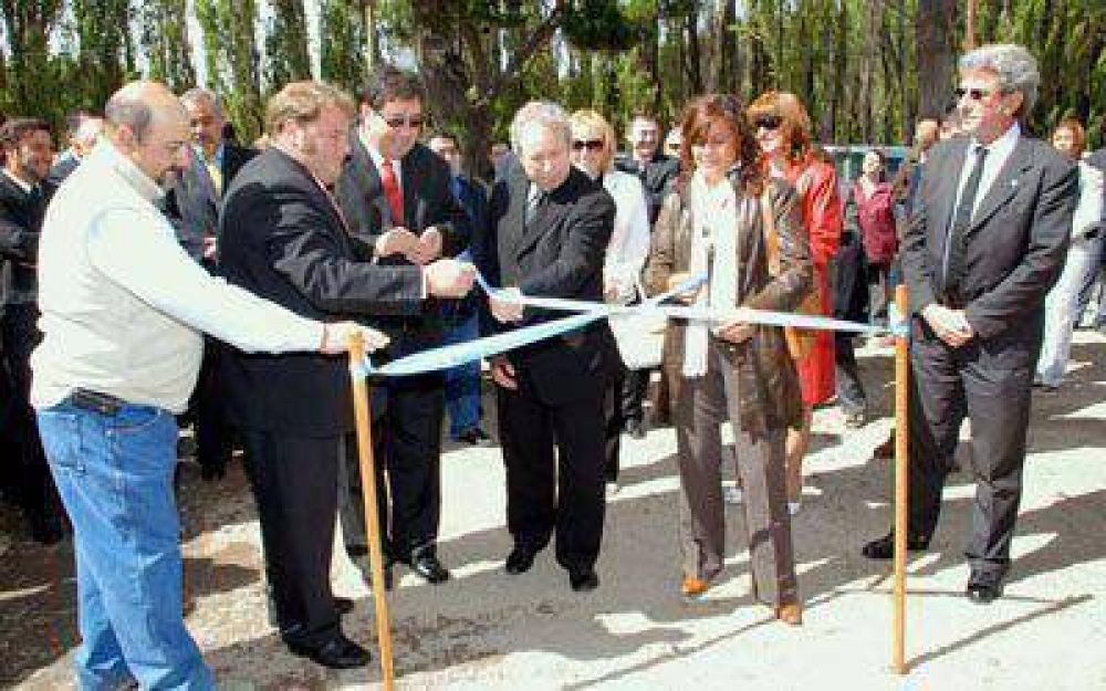 Peralta anunci� la decisi�n de construir acueducto desde el Lago Buenos Aires