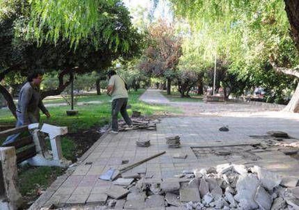 Capital comenz� a refaccionar plazas y continuar� con obras viales
