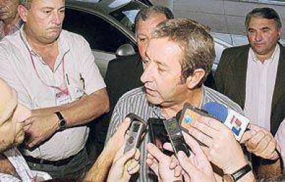 Despu�s de acercarse a la UCR, Cobos le marc� la cancha a Carri�