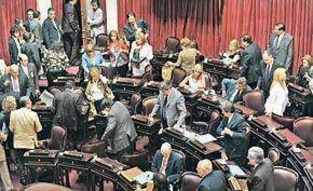 Gracias a Menem, el Gobierno esquiv� una derrota en el Senado 