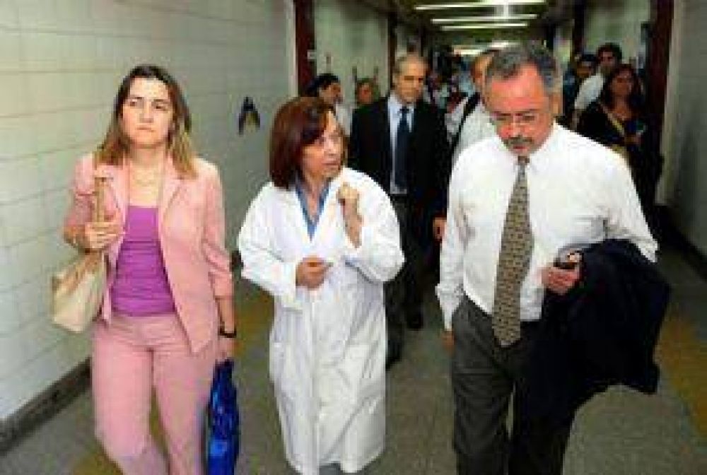 Una de cal y otra de arena para Behler en el ministerio de Salud