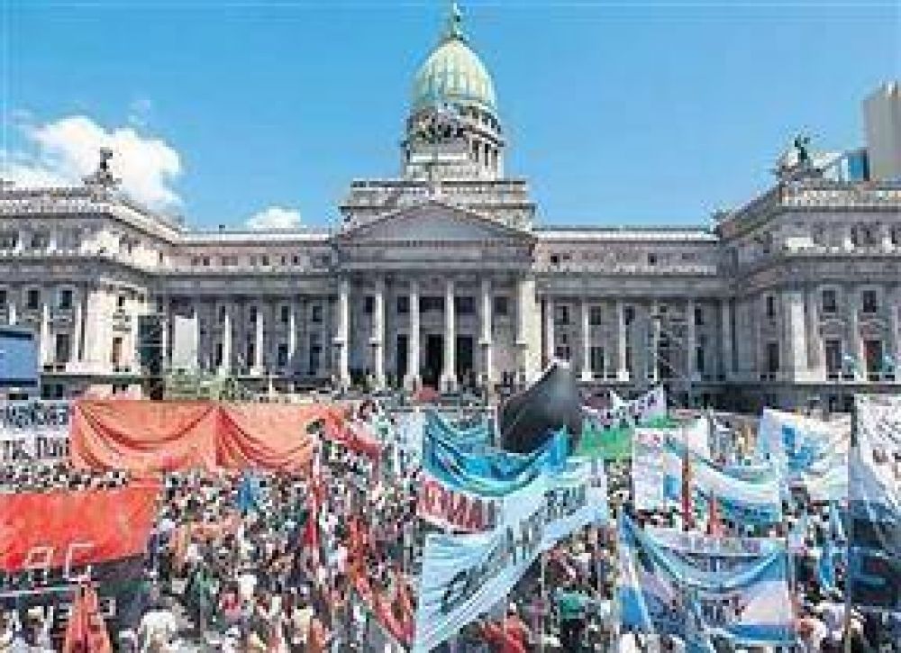 Aplausos, banderas y silencio