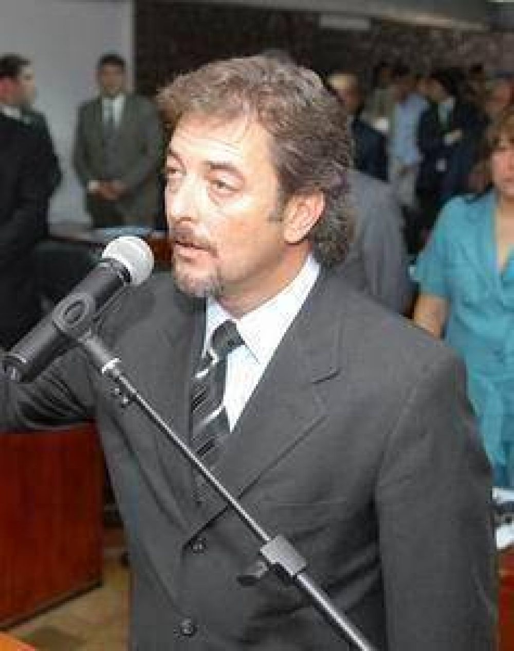 La oposici�n cuestiona la "pol�tica del silencio"