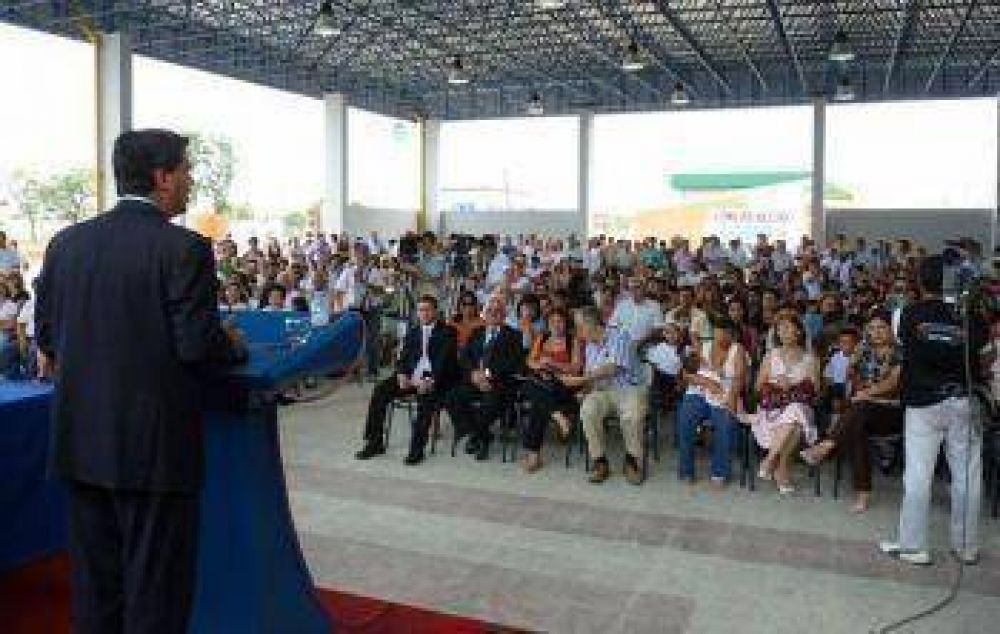 Capitanich inaugur� escuela en el barrio San Miguel, cuya madrina es la actriz Claribel Medina 