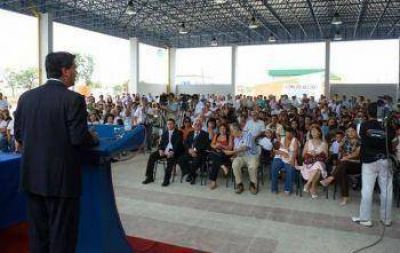 Capitanich inaugur� escuela en el barrio San Miguel, cuya madrina es la actriz Claribel Medina 