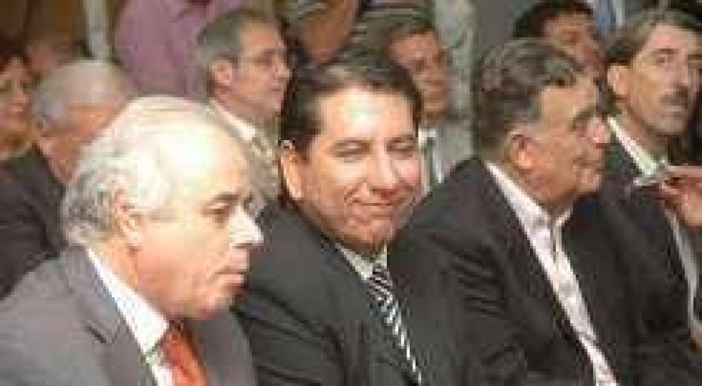 Un mismo escenario y tres precandidatos