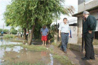 Ardua tarea de la Municipalidad para drenar los barrios bajo el agua