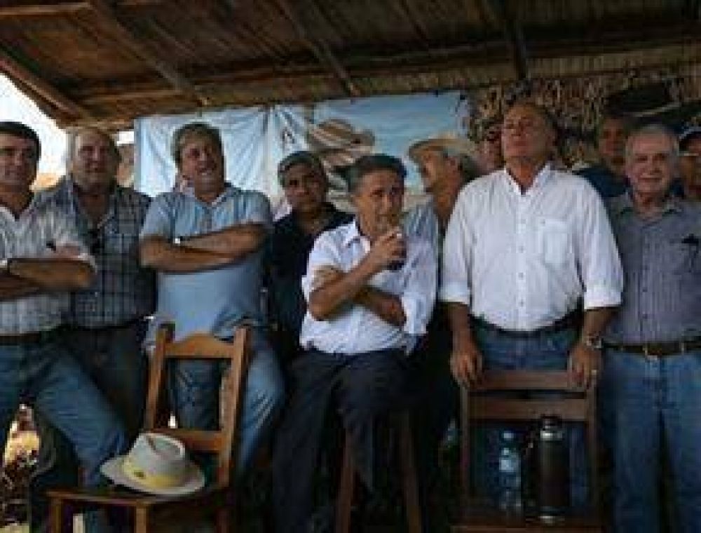 Duhalde y De Narv�ez, a puro abrazo