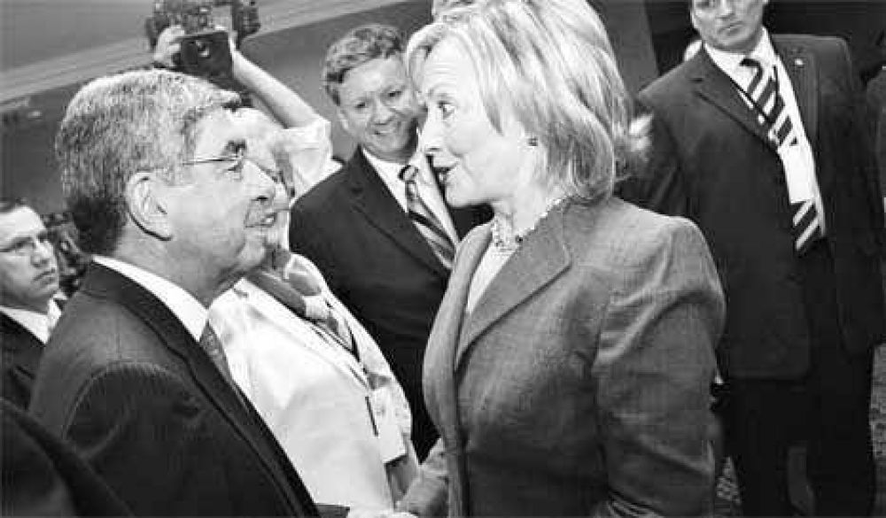 Hillary sale a la caza de apoyos para Honduras 