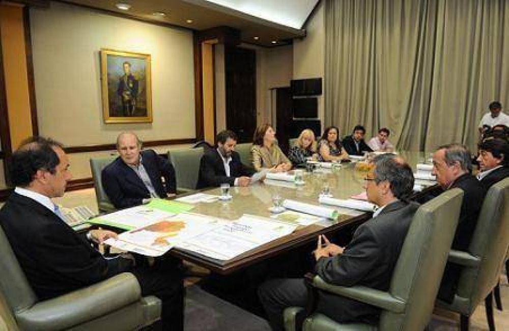 El Intendente Eseverri recibi� fondos para el Plan Envi�n