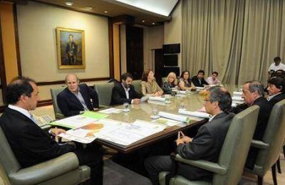 El Intendente Eseverri recibi� fondos para el Plan Envi�n