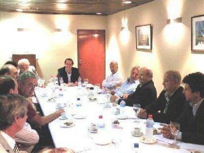 Mera se reuni� con representantes del sector oliv�cola de Catamarca