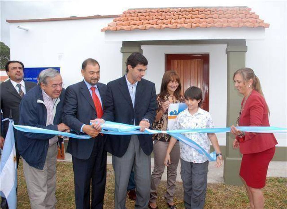 Isa acompa�� a Urtubey en la entrega de viviendas en el barrio Los Ceibos
