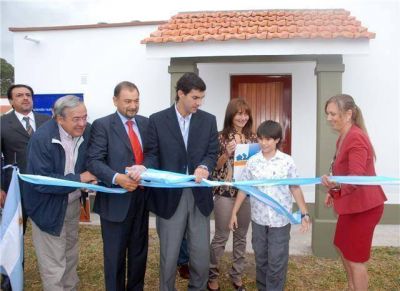 Isa acompa�� a Urtubey en la entrega de viviendas en el barrio Los Ceibos