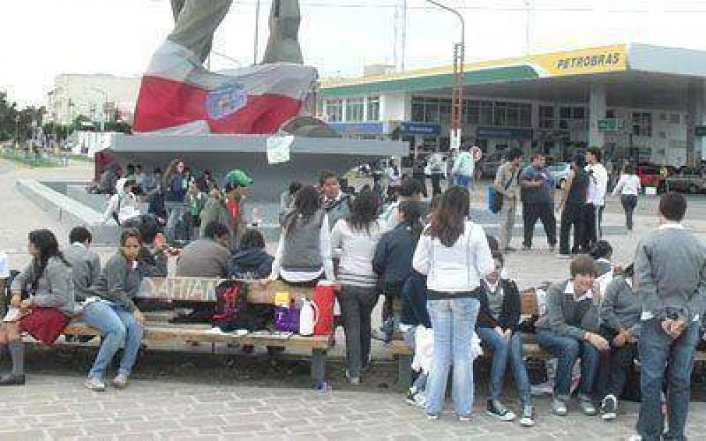 Estudiantes de Caleta reclaman m�s espacios