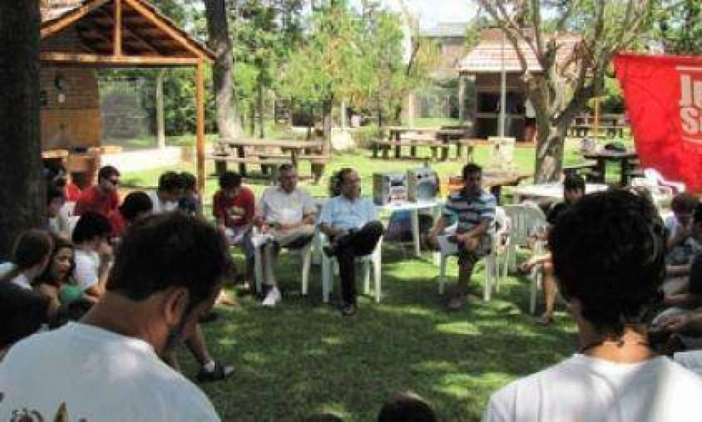 Giustiniani con j�venes socialistas