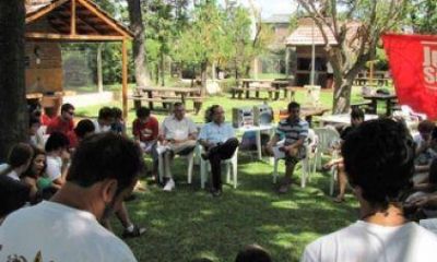 Giustiniani con j�venes socialistas