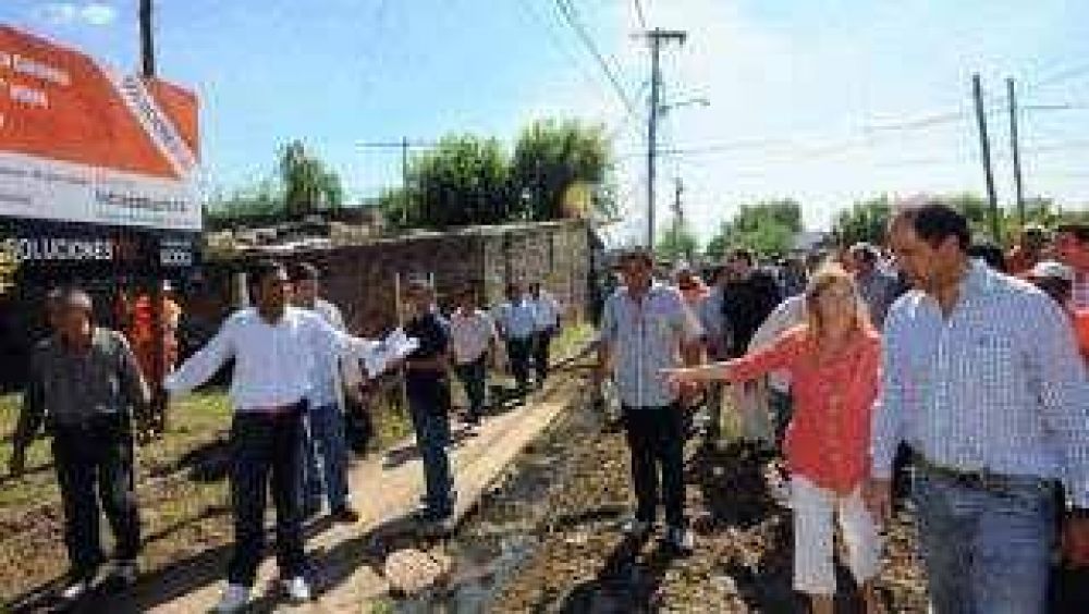 Scioli recorri� con Ivoskus y Ministros obras hidr�ulicas en Villa Hidalgo