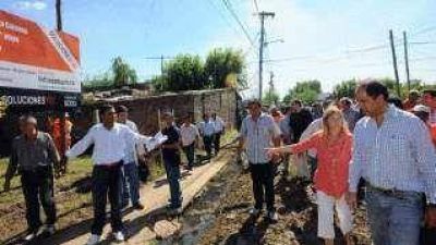 Scioli recorri� con Ivoskus y Ministros obras hidr�ulicas en Villa Hidalgo