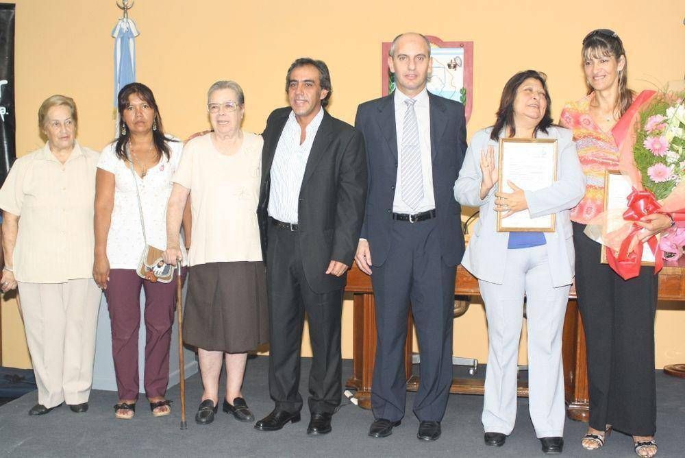 Escobar - Sandro Guzm�n distingui� a 5 mujeres del Partido de Escobar