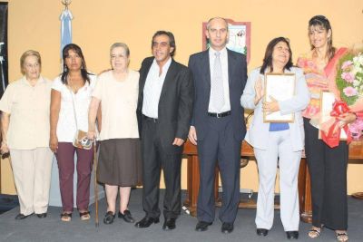 Escobar - Sandro Guzm�n distingui� a 5 mujeres del Partido de Escobar