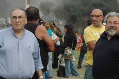Desocupados cortaron la Ruta 11 y anticiparon que si Pulti no reclama por el Plan "Argentina Trabaja", acampar�n frente a su casa.