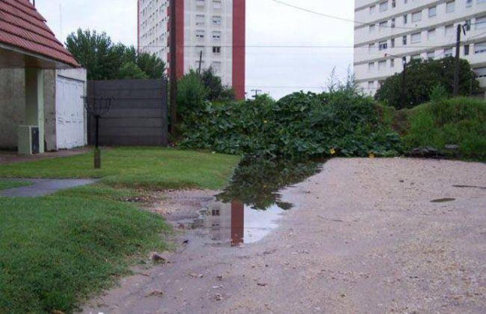 Los vecinos del Barrio Sarmiento le dejaron una carta a Pulti por el muro