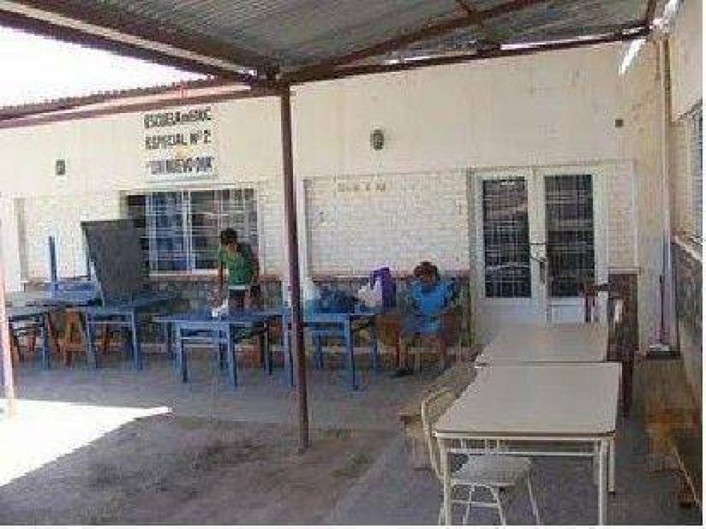 Se movilizan en reclamo de edificio educativo