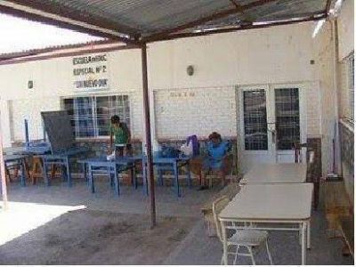 Se movilizan en reclamo de edificio educativo