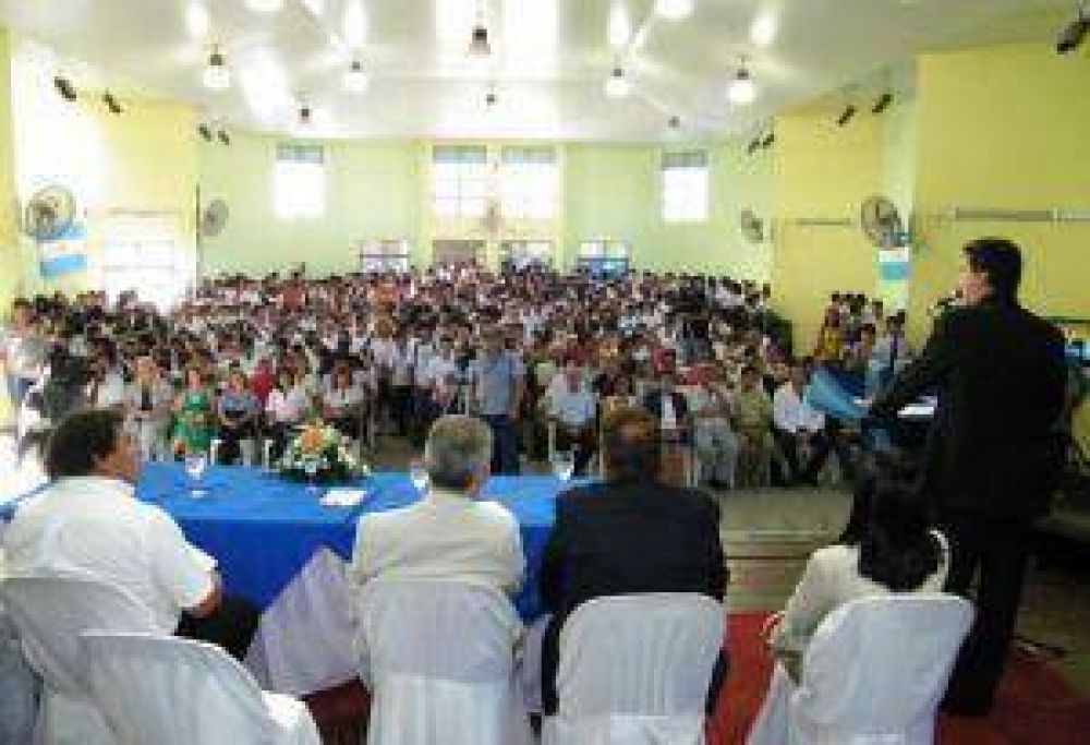 Al inaugurar las clases del nivel secundario, Capitanich fij� como meta bajar la deserci�n