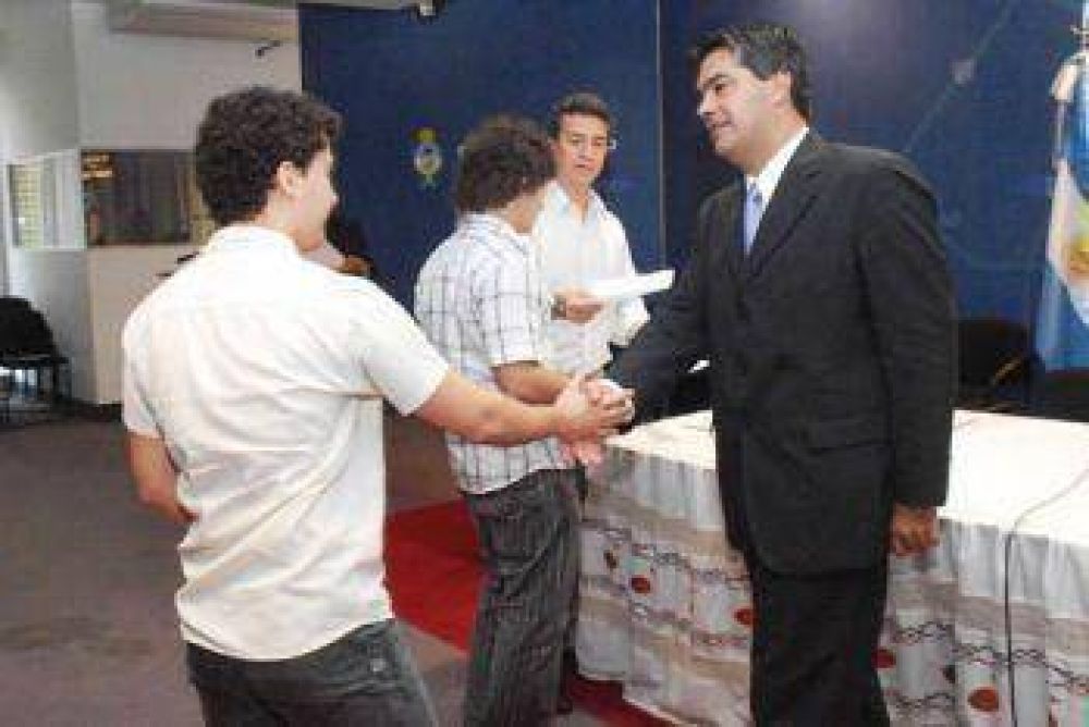 Entregaron 154 becas a estudiantes de ingenier�a y firmaron convenios para pr�cticas profesionales