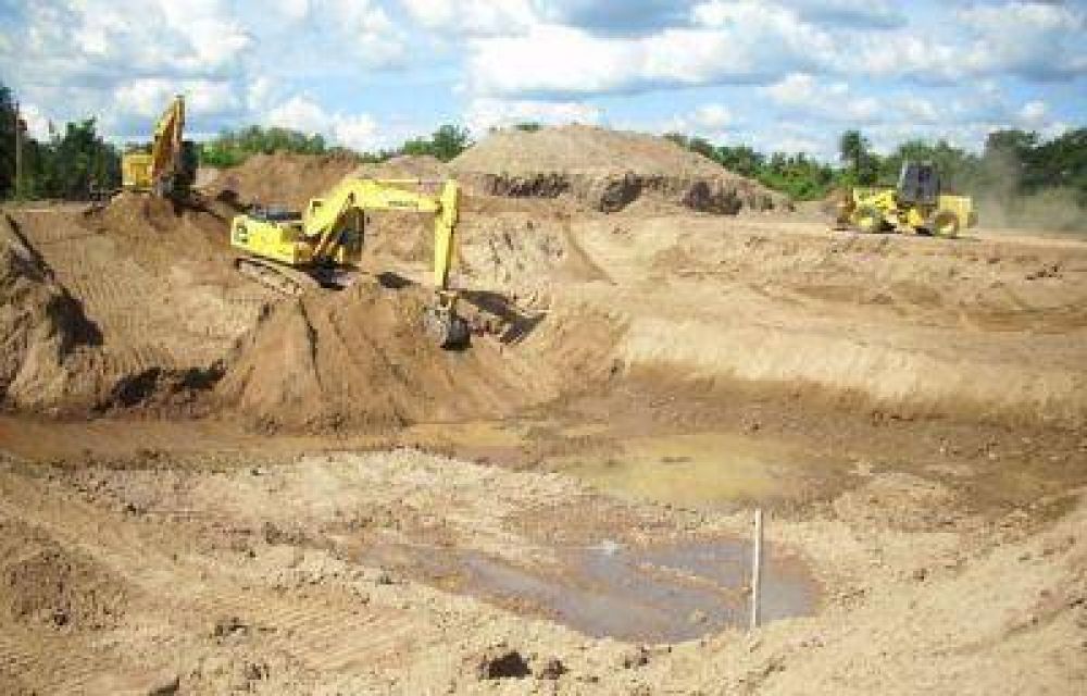  Construyen presas para el aprovechamiento de las aguas del riacho El Porte�o 