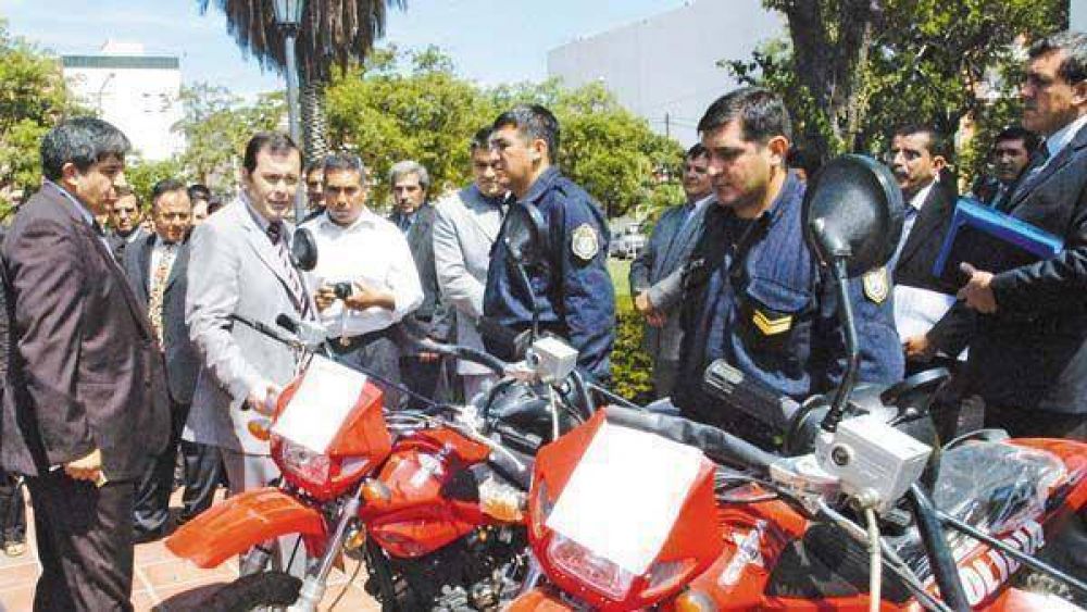 El gobernador entreg� m�s de 100 veh�culos a la Polic�a 