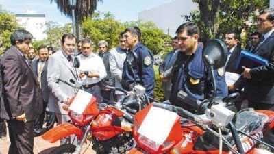 El gobernador entreg� m�s de 100 veh�culos a la Polic�a 