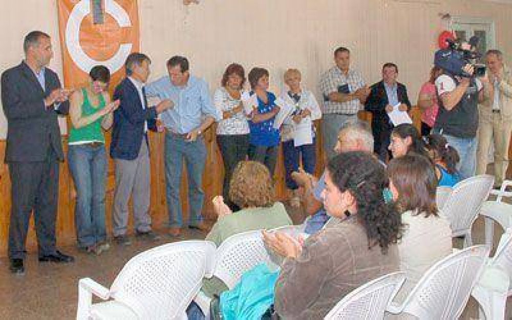 El intendente entreg� parte del dinero destinado al presupuesto participativo